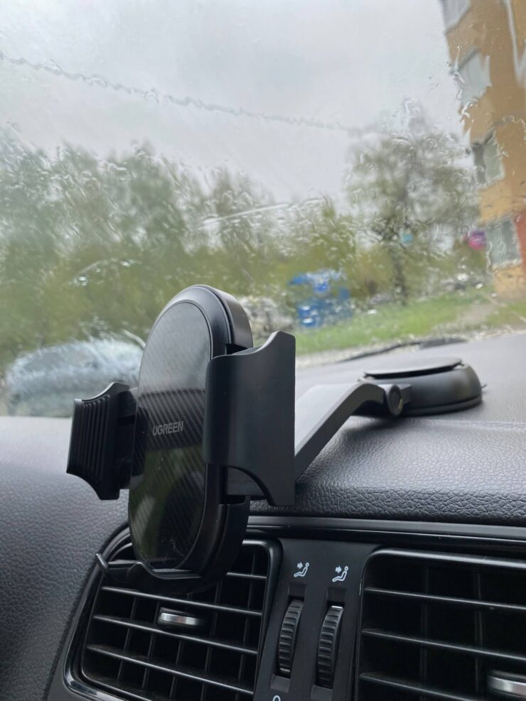 Держатель телефона в авто. За счет держателей фиксация смартфона происходит лучше, чем с помощью магнитов. Держатель телефона в авто. За счет держателей фиксация смартфона происходит лучше, чем с помощью магнитов. Фото.