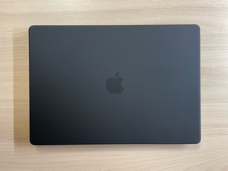 Чехол для Макбука. Сходу даже не скажешь, что на Макбуке чехол. Чехол для Макбука. Сходу даже не скажешь, что на Макбуке чехол. Фото.