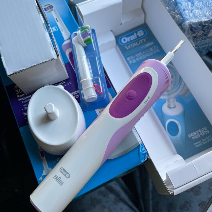 Электрическая зубная щетка Oral-B. Электрическая зубная щетка чистит зубы качественнее, чем обычная. Электрическая зубная щетка Oral-B. Электрическая зубная щетка чистит зубы качественнее, чем обычная. Фото.