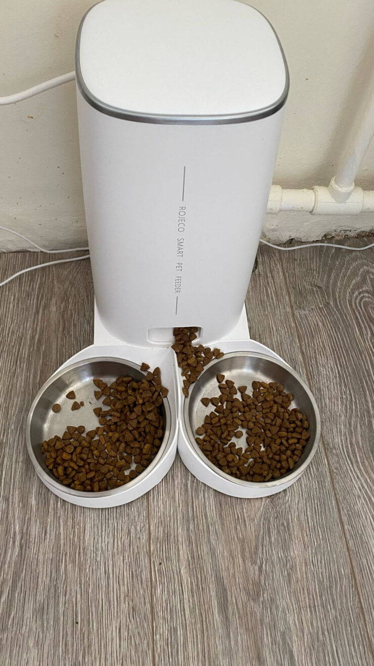 Автоматическая кормушка для животных. Можно купить кормушку с двумя мисками. Автоматическая кормушка для животных. Можно купить кормушку с двумя мисками. Фото.