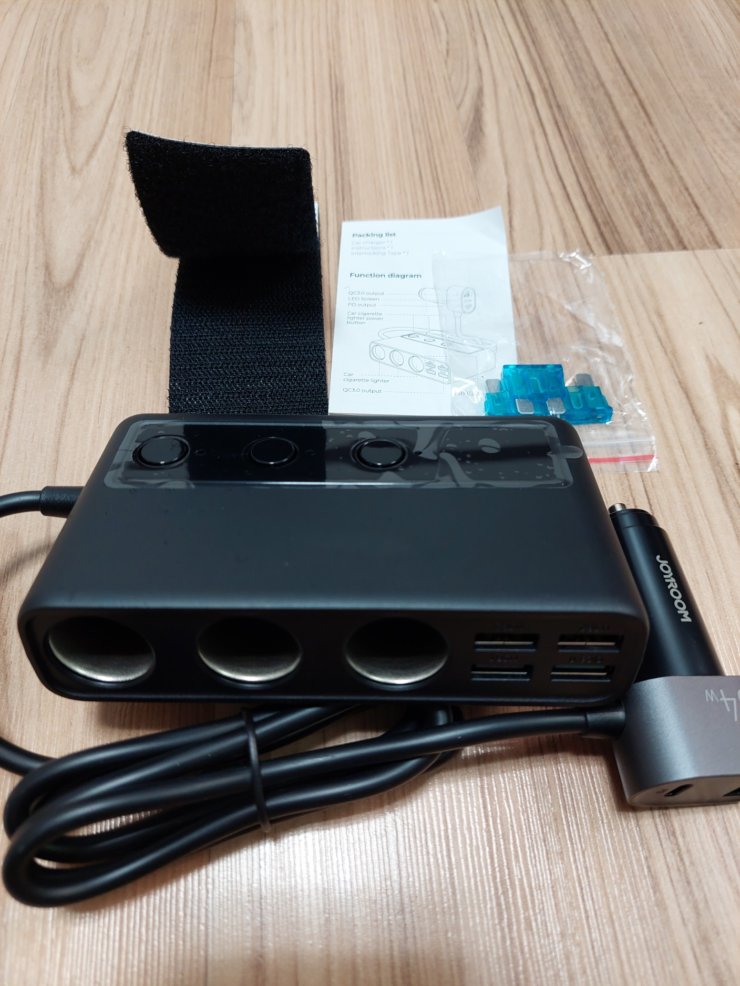 Такую зарядку можно удобно разместить между сидениями. Фото.