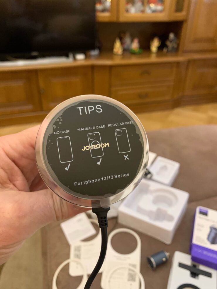 Зарядка небольшая, поэтому не займет много места. Фото.