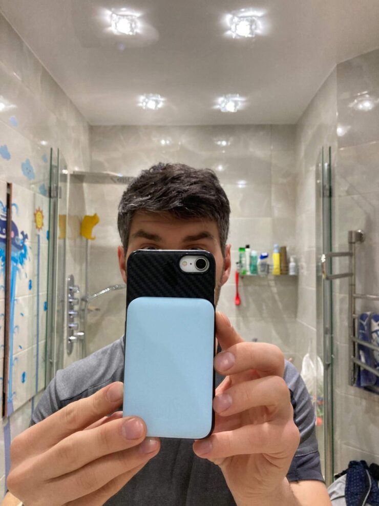 Аккумулятор очень аккуратно смотрится на задней панели смартфона. Фото.