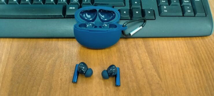 В комплекте с наушниками даже идет чехол для кейса. Фото.