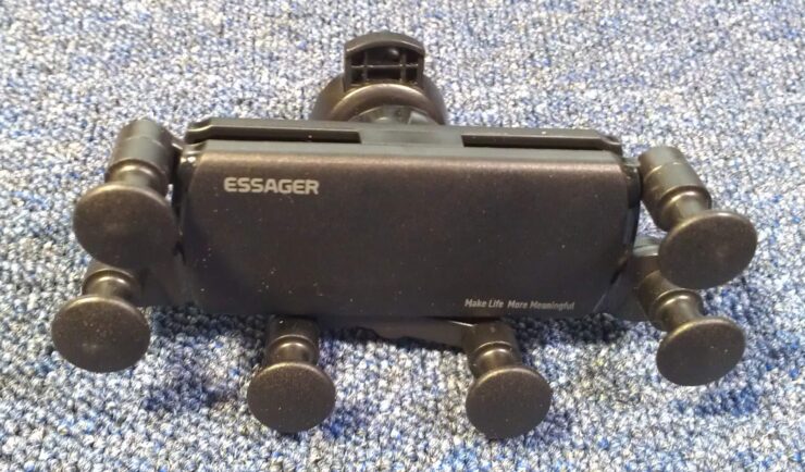 Держатель для телефона в машину. Держатель надежно фиксирует любой смартфон. Держатель для телефона в машину. Держатель надежно фиксирует любой смартфон. Фото.