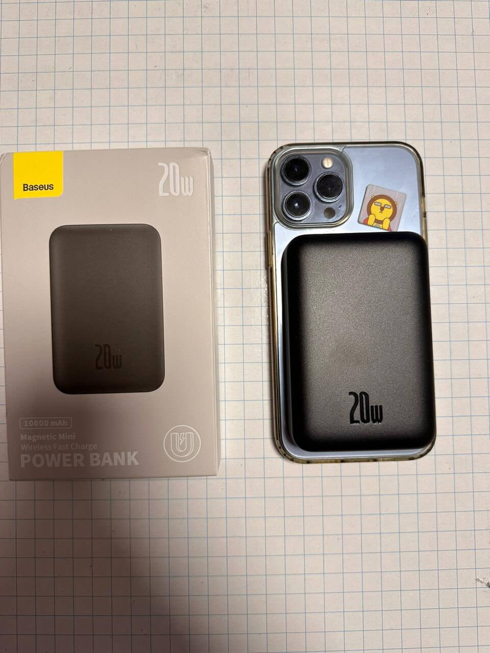 Аккумулятор не занимает много места на спинке Айфоне. Фото.