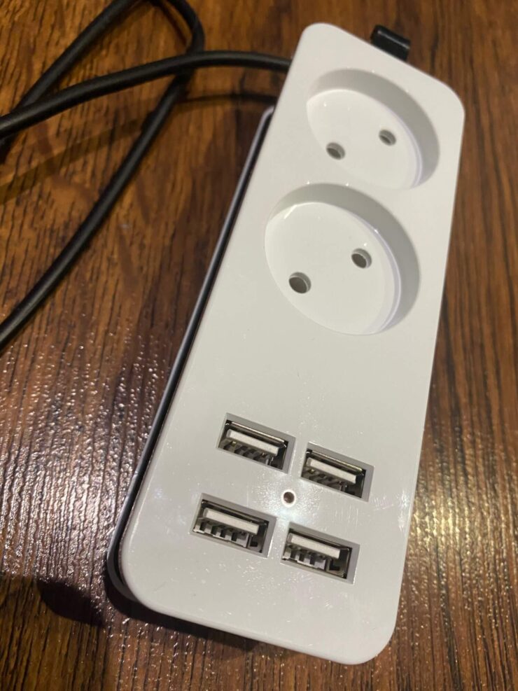 Удлинитель розетки с USB. Благодаря такому удлинителю можно отказаться от отдельных блоков питания для зарядки устройств. Удлинитель розетки с USB. Благодаря такому удлинителю можно отказаться от отдельных блоков питания для зарядки устройств. Фото.