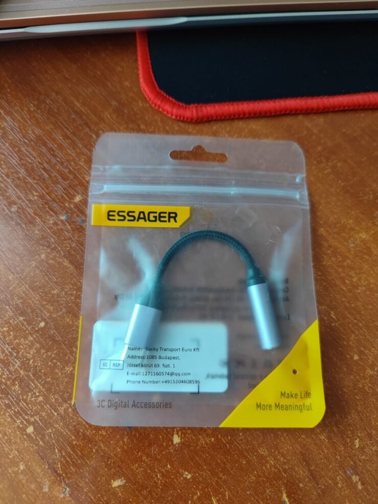 Переходник с USB-C на 3,5 мм mini Jack. Провод защищен тканевой оплеткой, поэтому прослужит долго. Переходник с USB-C на 3,5 мм mini Jack. Провод защищен тканевой оплеткой, поэтому прослужит долго. Фото.