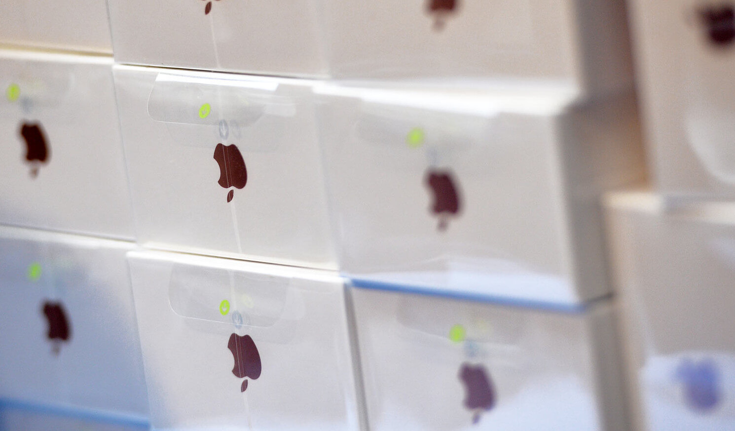 Не ждите возобновления официальных поставок техники Apple в ближайшее время. Но кое-что интересное она всё ещё может нам дать. Фото.