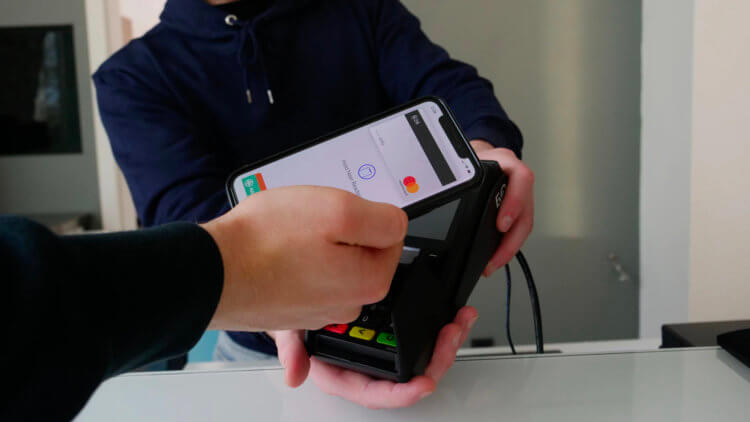 МТС Pay стикер для iPhone. Стикеры — это и близко не Apple Pay. Фото.