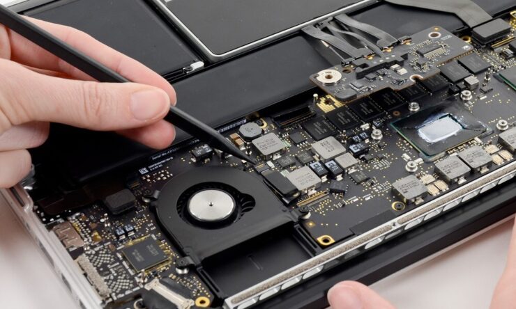 Самые свежие модели MacBook починить в России, к сожалению, не получится. Фото.