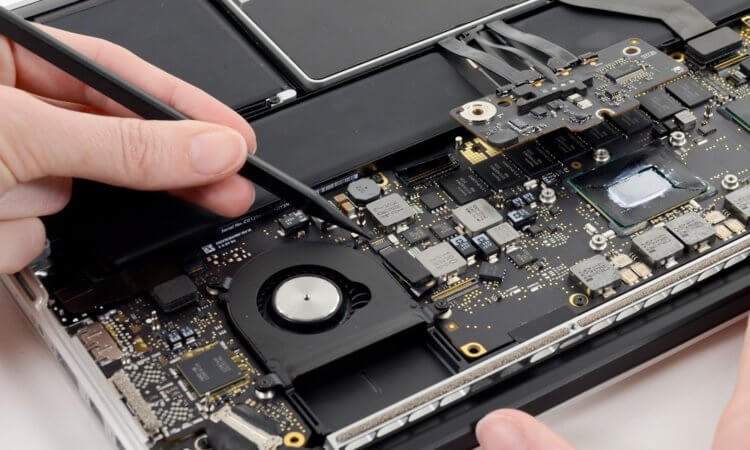 Ремонт Apple MacBook. Самые свежие модели MacBook починить в России, к сожалению, не получится. Фото.