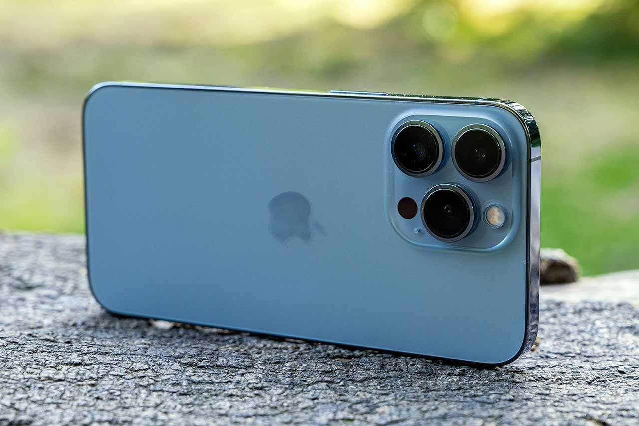 Благодаря матовой задней панели и блоку с тремя камерами смотрится iPhone 13 Pro интереснее. Фото.