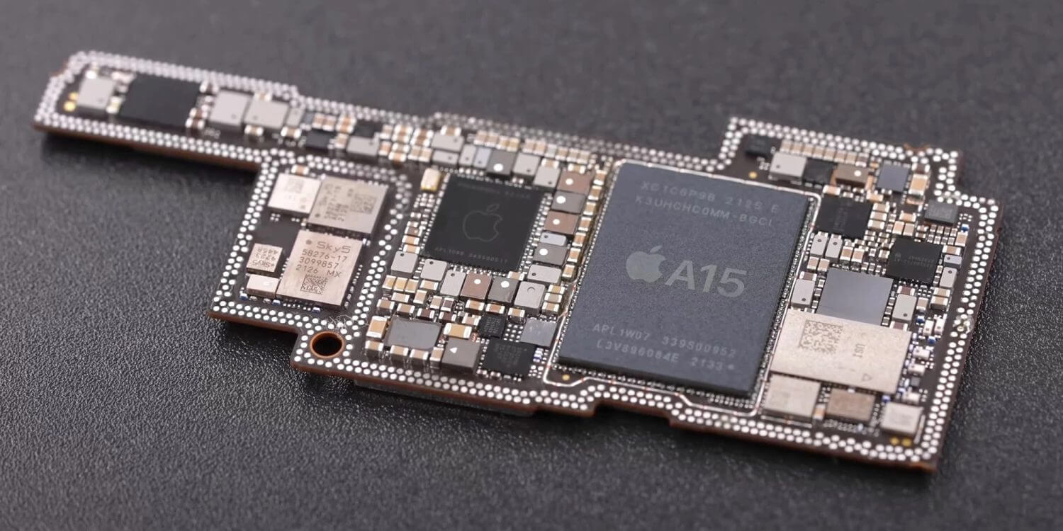 В обоих смартфонах используется Apple A15 Bionic. Фото.