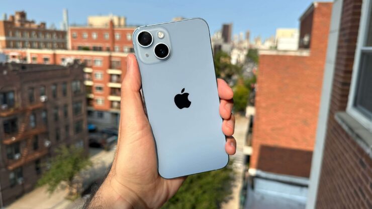 Стоит ли покупать Айфон 14. iPhone 14 на фоне iPhone 13 Pro смотрится не так интересно. Фото.