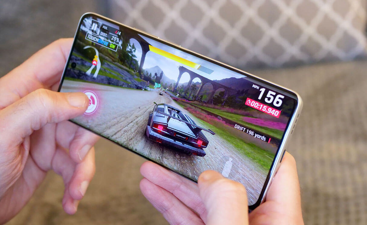 На этом фото хорошо видно, что рамки сверху и снизу — одинаковы. Фото.