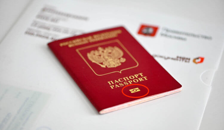 Подтверждённое фото на Госуслугах. Если у вас паспорт с вот таким логотипом, значит, он биометрический. Фото.