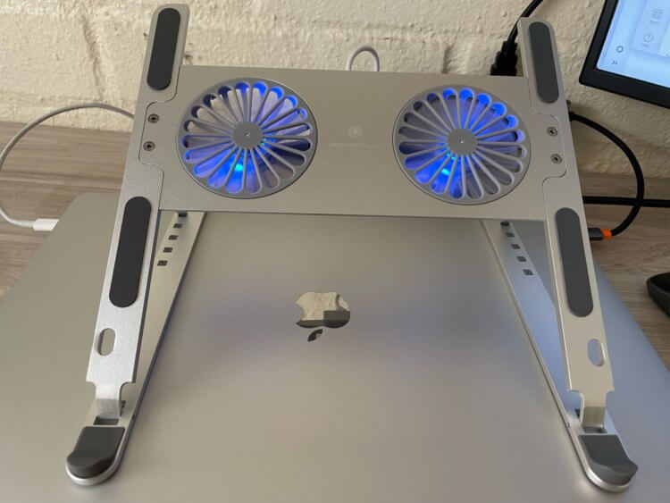 Что делать, если греется ноутбук. Эта подставка продлит работу MacBook Air на максимальной мощности без троттлинга. Фото.