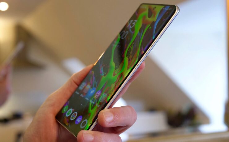 Экран-фонтан и выглядит красиво, и с практической точки зрения довольно удобен. Фото.