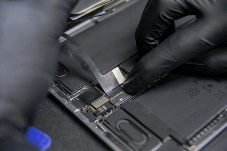 Можно ли заменить экран Айпада своими руками. Внутри iPad слишком много компонентов, чтобы легко отремонтировать его самому. Фото.