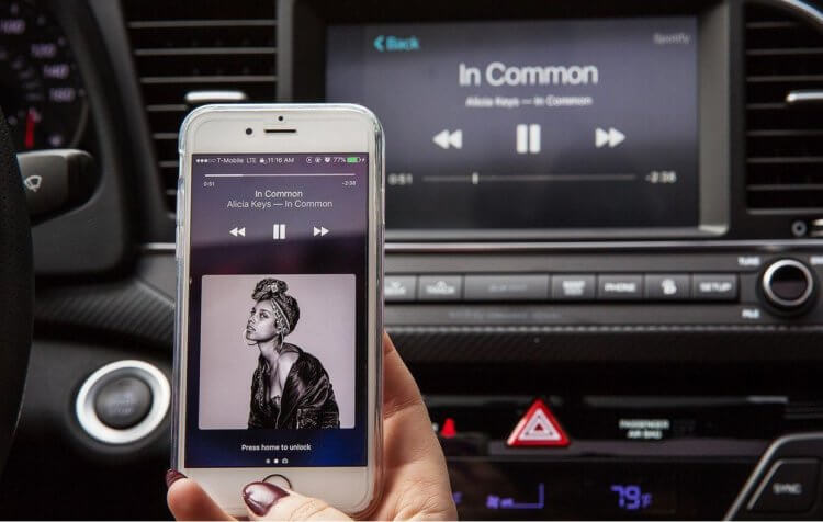 Музыка в машине через Айфон. Удобно слушать музыку в машине прямо с телефона без необходимости подключать его проводами. Фото.