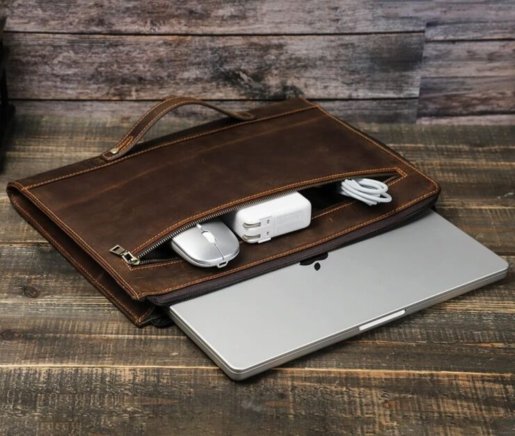 В чем носить Макбук. Старайтесь не класть в сумку с Макбуком ничего лишнего во избежании лишнего давления. Фото.