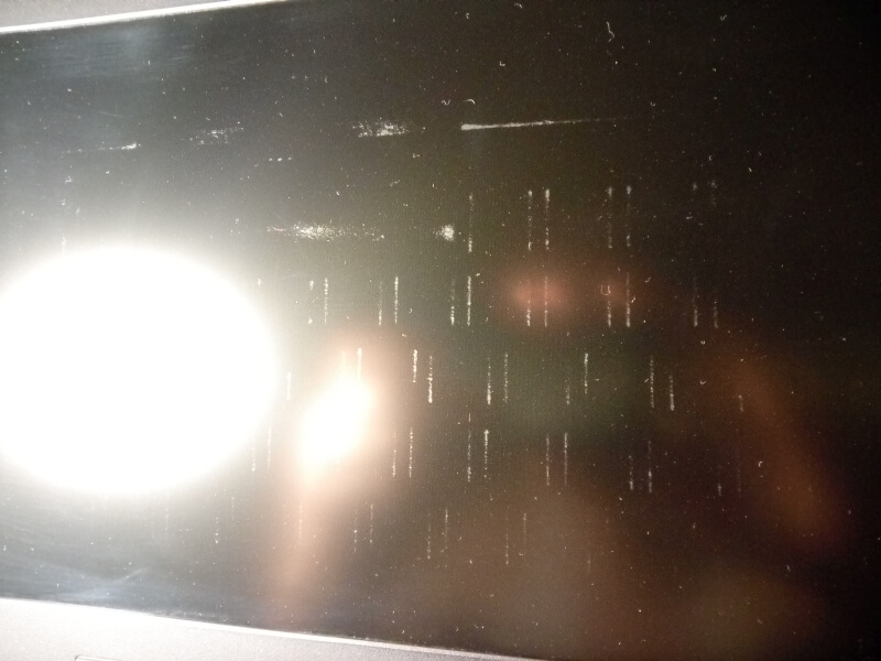 Вот такие следы могут остаться от сильного сжатия ноутбука. Фото.