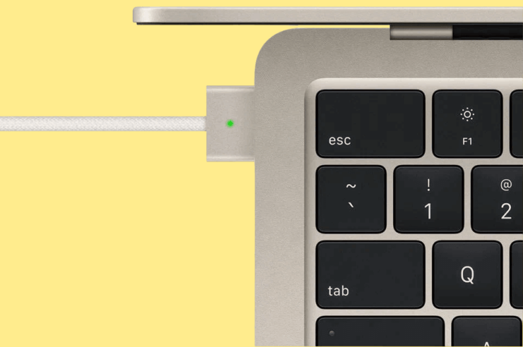 Аккумулятор в MacBook Air 15. Никуда не денется и удобная магнитная зарядка MagSafe. Фото.
