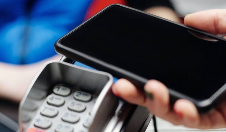 Чем заменить Apple Pay. Платить Айфоном со стикером нужно будет точно так же, как Apple Pay. Фото.