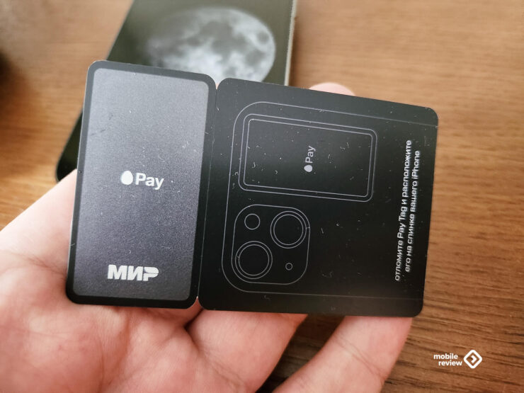 Где взять стикер МТС Pay. Это тестовый стикер, который сфотографировали коллеги из Mobile-Review. Коммерческая версия будет залита графитовым цветом целиком, без чёрной окантовки. Фото.