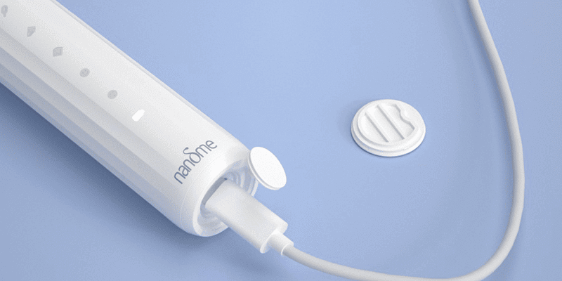 Чтобы вода не попала внутрь зарядного порта, он спрятан под двумя заглушками. Фото.