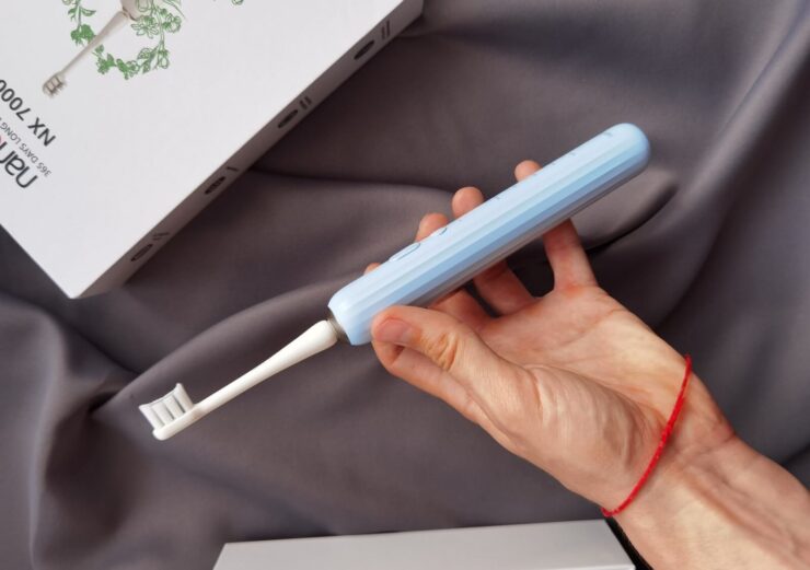 Благодаря ребристой прорезиненной поверхности Nandme NX7000 не скользит в руках и позволяет с комфортом ей пользоваться. Фото.