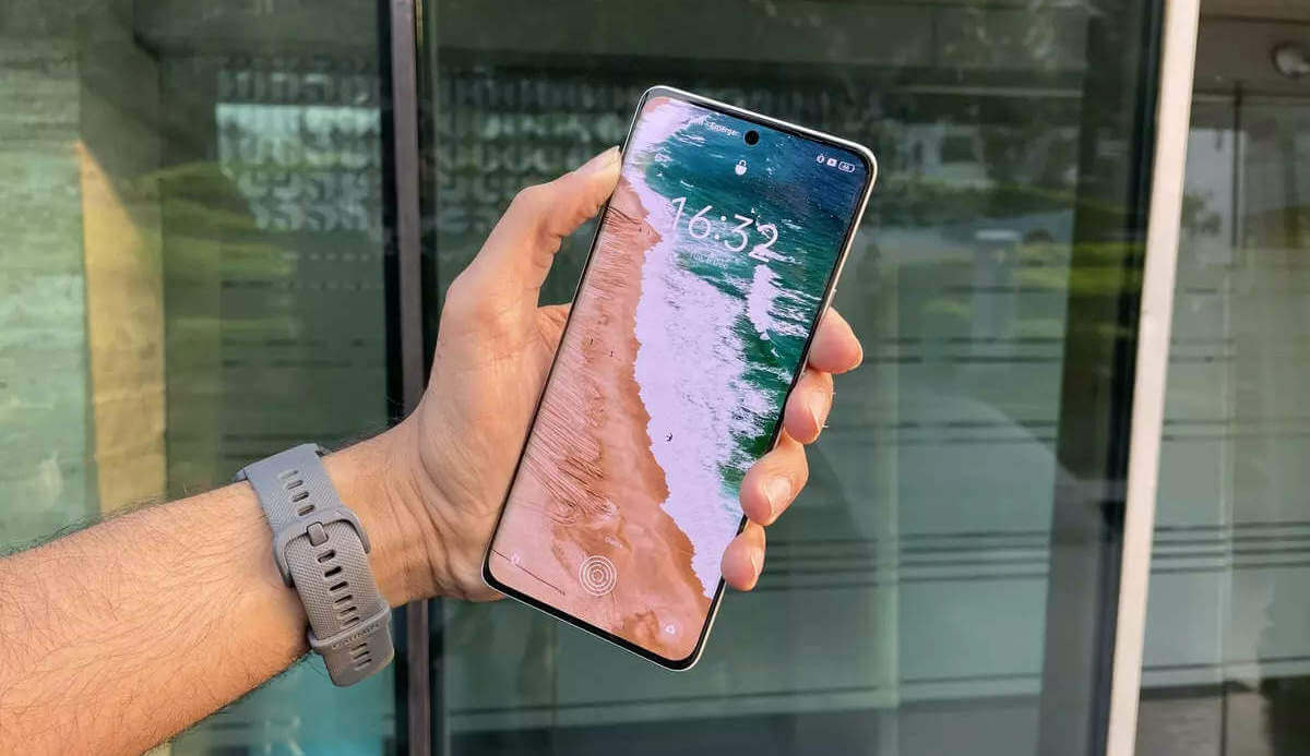 Стыд в глаза: китайский Realme за 20к рублей круче новых iPhone 14 почти по всем пунктам. Фото.