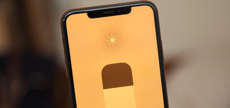 Желтый экран на Айфоне. Night Shift делает экран iPhone очень желтым. Фото.