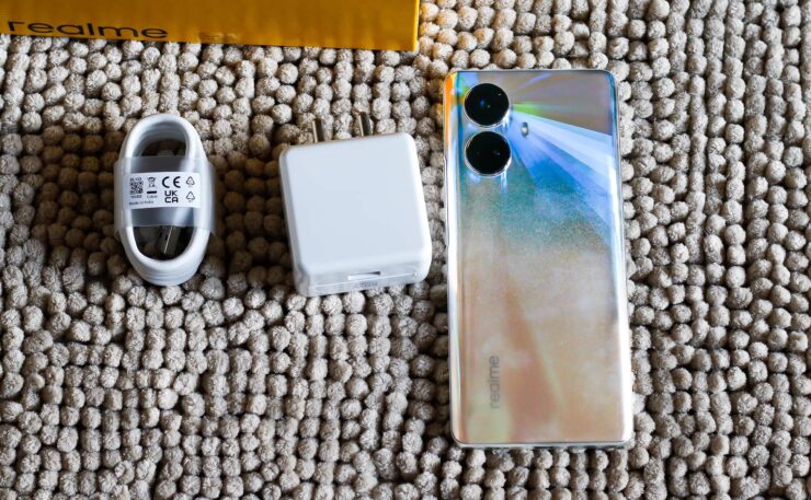 Выглядит задняя панель Realme 10 Pro+ и правда красиво. Фото.