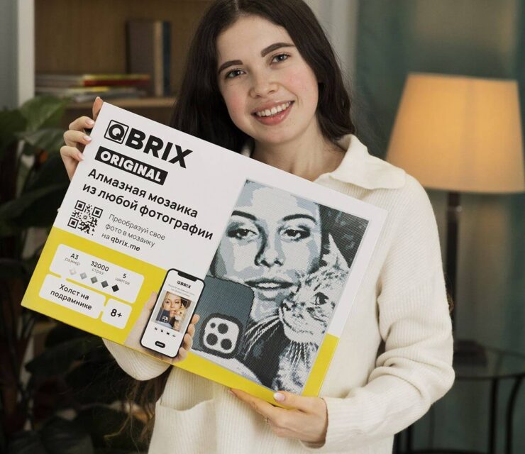 Картина из страз своими руками. Тут тоже все продается в одной коробке готовым комплектом. Фото.