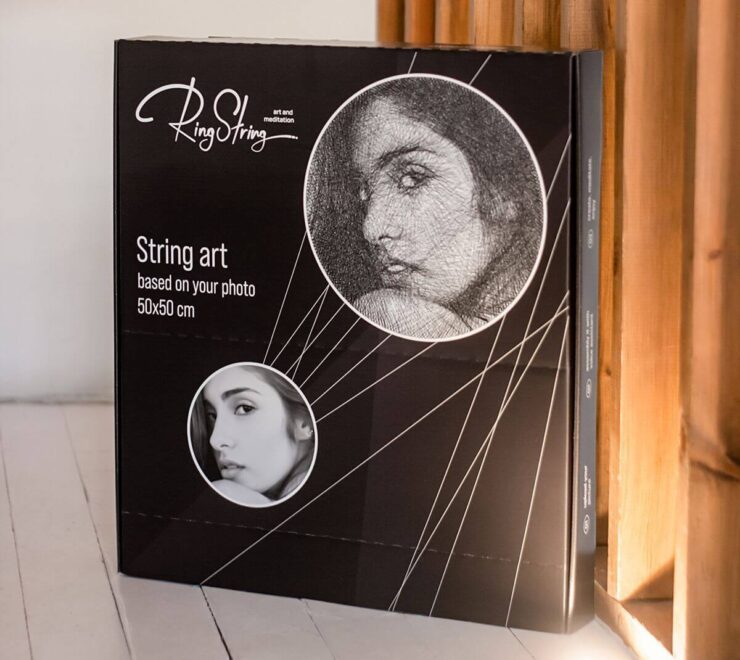 Картина нитью, которая понравится всем. Набор продается в коробке, которая превращается в мольберт. Фото.