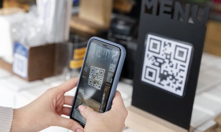 Самый популярный способ оплаты Айфоном без Apple Pay — QR-коды. Фото.