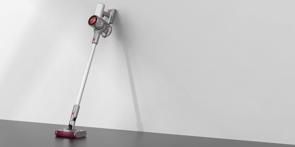 Отличить пылесосы можно даже внешне. Redroad 17 имеет белую трубу, серый корпус и красную крышку на двигателе. Фото.