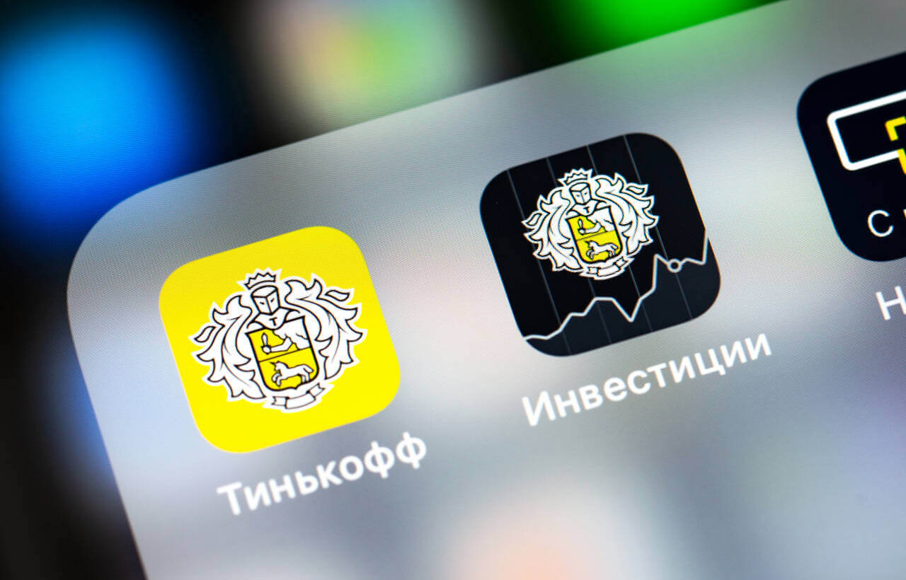 Приложения Тинькофф могут удалить из App Store, поэтому лучше скачать их заранее. Фото.