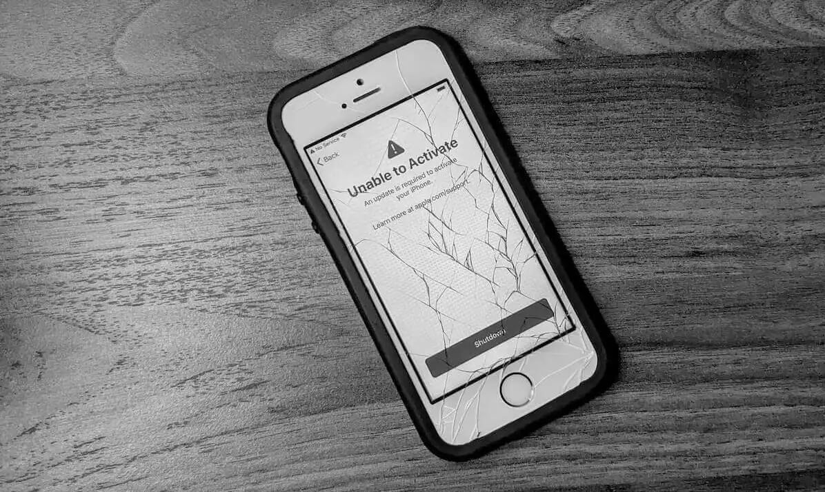 В ДНС боятся, что Айфоны в России перестанут активироваться, поэтому торговая сеть активирует их за границей. Фото.