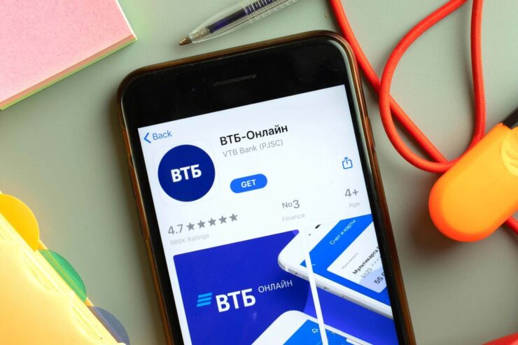 Зачем нужны телеграм-боты. Нативных приложений у многих банков больше не осталось, и им не остаётся ничего другого, кроме как обращаться к Телеграму. Фото.