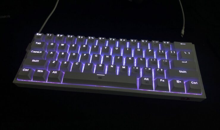 Механическая клавиатура с AliExpress. Клавиатура поддерживает хотсвап и замену свитчей без перепайки. Фото.