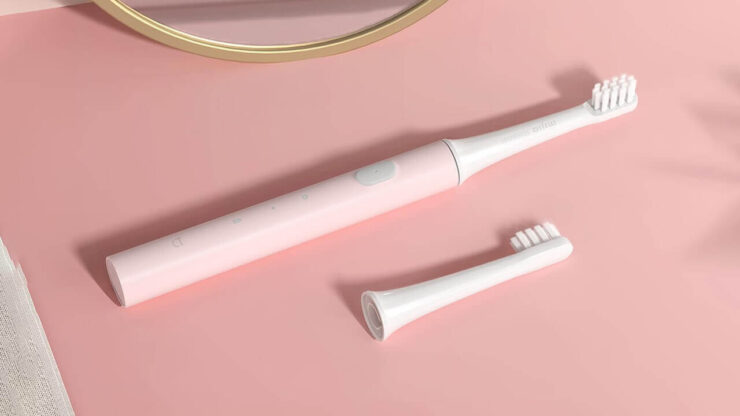 Недорогая электрическая зубная щётка. У этой щётки нет подвижных частей. Она очищает зубную эмаль электромагнитными импульсами. Фото.