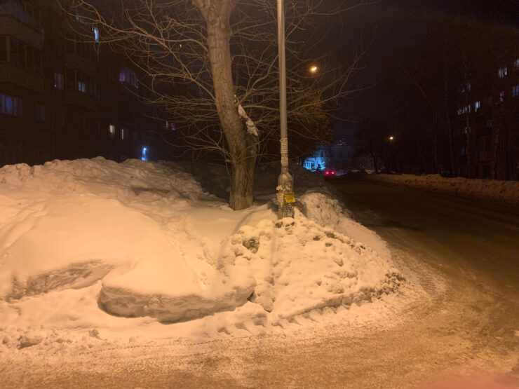 И даже с одиноким фонарем в потемках камера iPhone XR справилась. Фото.