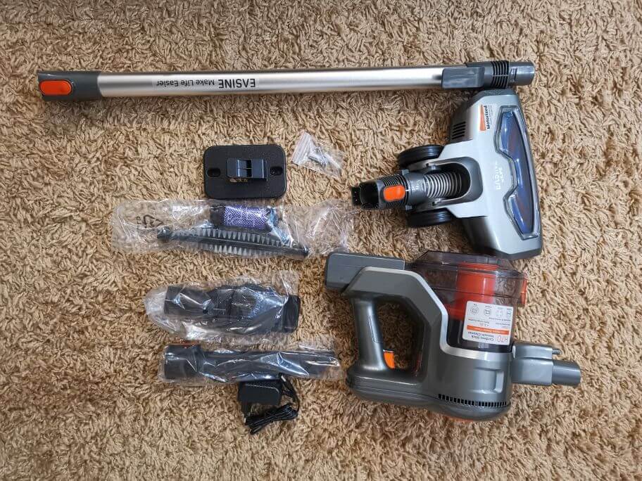 В комплекте много разных насадок для качественной уборки. Фото.