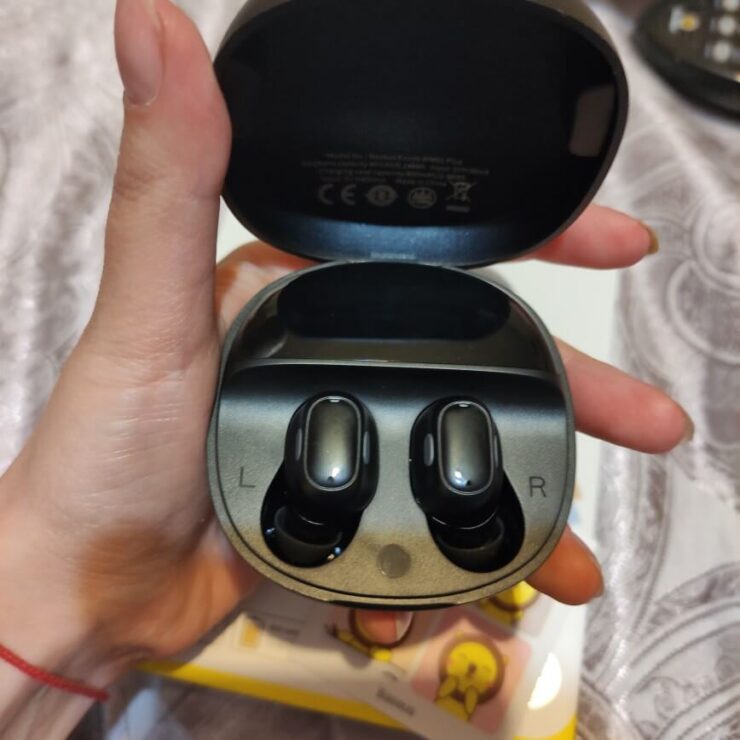 Беспроводные наушники для телефона. На самом деле наушники компактные. Беспроводные наушники для телефона. На самом деле наушники компактные. Фото.