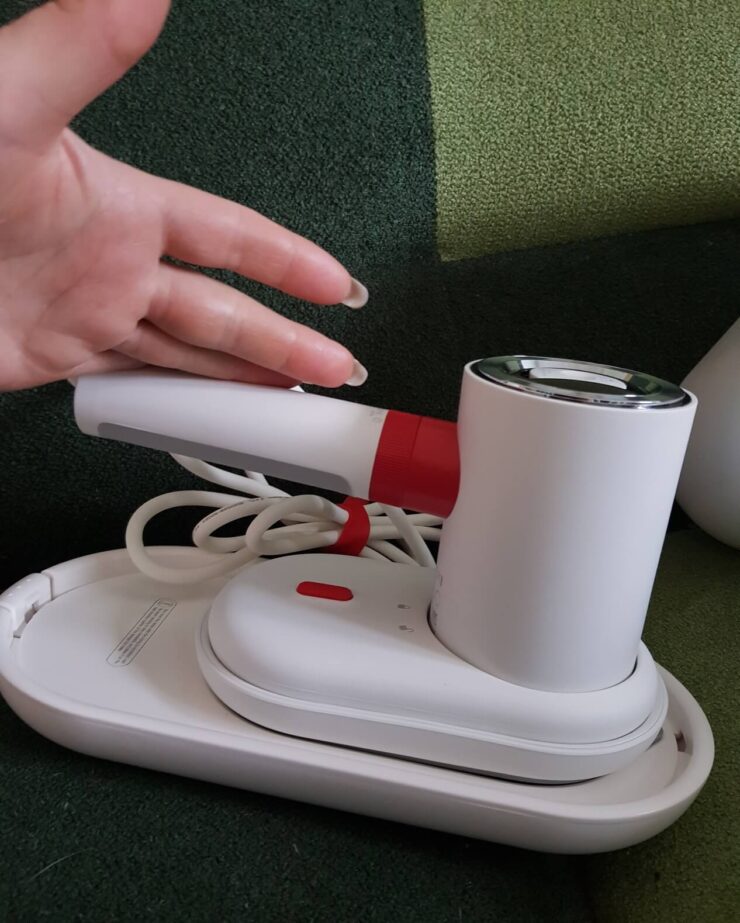 Ручной отпариватель для одежды. Можно использовать его как обычный утюг. Ручной отпариватель для одежды. Можно использовать его как обычный утюг. Фото.