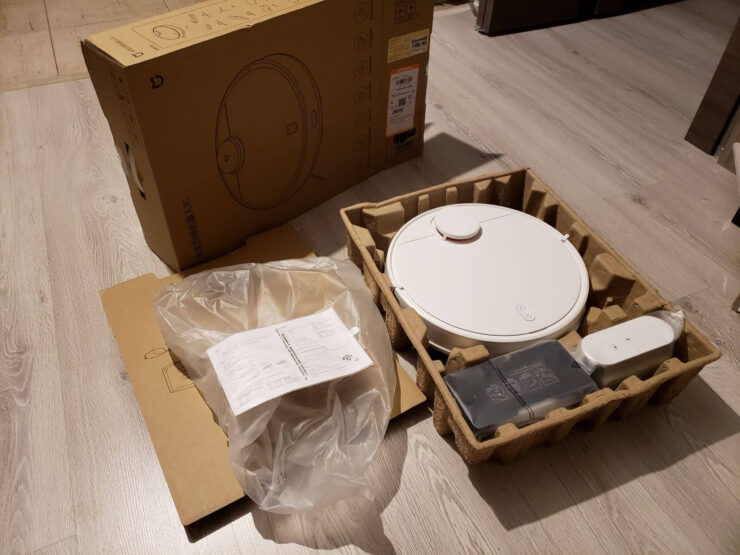 Робот-пылесос Xiaomi. На белом корпусе робота-пылесоса не видно пыли, и это здорово. Робот-пылесос Xiaomi. На белом корпусе робота-пылесоса не видно пыли, и это здорово. Фото.