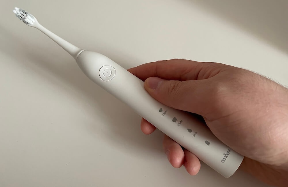 Недорогая звуковая щётка. Отличная недорогая щётка, равной которой в этом ценового сегменте просто нет. Фото.